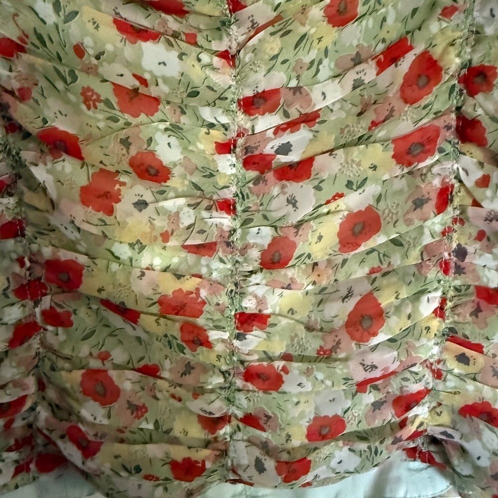 ASTR The Label Floral Tenley Ruched‎ Top Short Puff Sleeves Size Medium - Picture 9 of 12